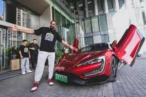 jiuyou.com-抵达闽南 威力依燃 361°品牌代言人丁威迪 中国行正式开启