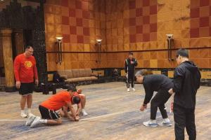 jiuyou-中国男篮决赛日没时间赶往场馆训练 在酒店用胶布贴了个临时球场