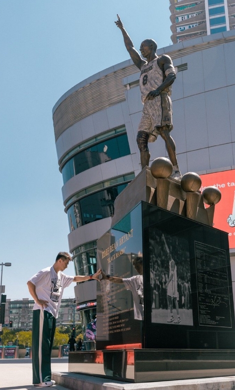 jiuyou-赵继伟社媒晒赴美动态：感想最多的就是到科比雕像前